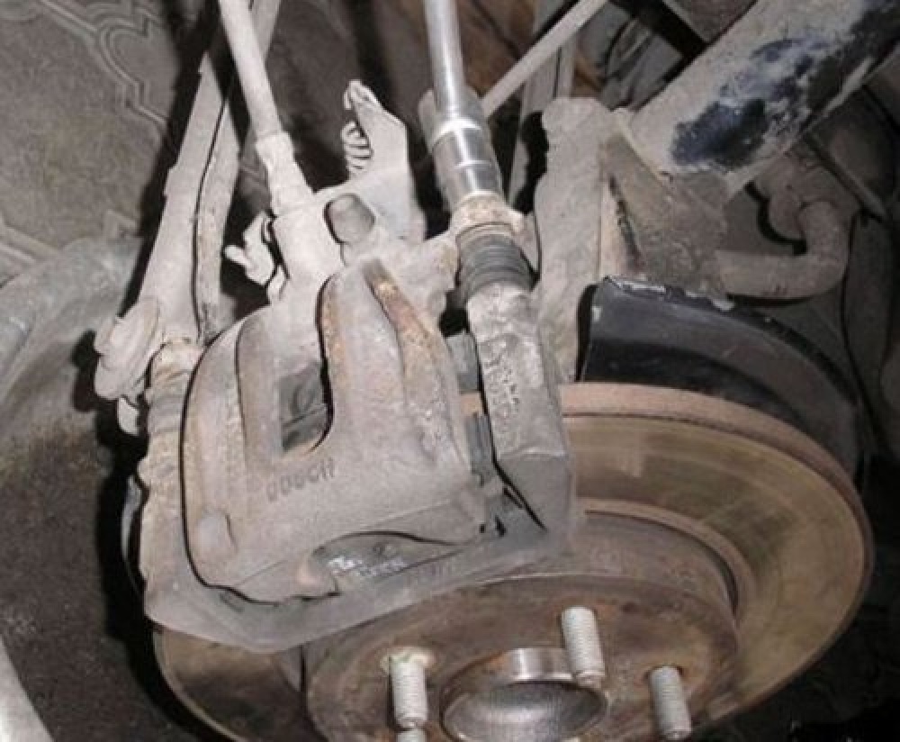 Суппорт задний форд фокус mk2 2. Как поменять тормозные диски форд фокус 2. Передние суппорта форд фокус 2. Замена направляющих суппорта форд фокус 2 рестайлинг. Передний суппорт фф2.