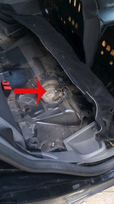 Расположение бензонасоса в автомобиле Ford Focus 2
