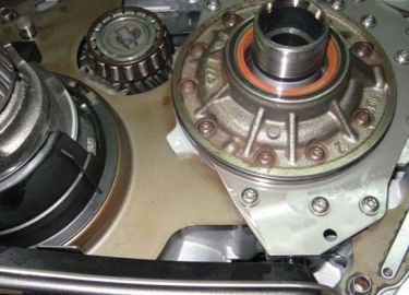 Замена сальника гидротрансформатора автоматической коробки передач. Причины течи сальника гидротрансформатора АКПП. Замена сальника ГДТ АКПП своими...