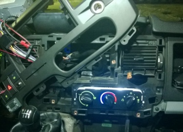 Замена радиатора печки. Причина прежде всего в том, что для того чтобы получить доступ к основным узлам печки, необходимо проделать массу подготови...