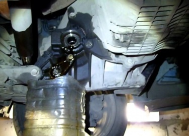 Масло в МКПП на Форде Транзит по регламенту следует менять каждые 80 тыс. км., однако от условий эксплуатации периодичность замены падает до 50-60 ...