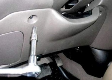 Замена замка зажигания Ford Focus I Возьмем головку розетки до 8, откручиваем четыре винта панели обшивки под контрольной колонкой, не удаляем ее.