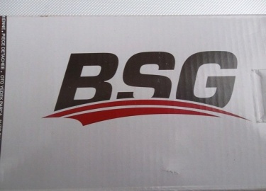 Перед началом работы долго раздумывал, за что поднять сей сарай и решил установить домкрат на лонжерон.