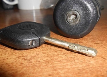 Иногда случается, что замок двери Форд Фокус 2 начинает клинить. Выполняя ремонт передней или задней дверцы, следует знать, как правильно снять руч...