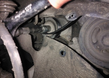 В статье приводится перечень необходимых операций для замены насоса охлаждающей жидкости двигателя.
