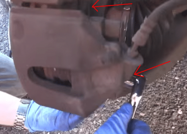 Процесс замены тормозных колодок на автомобиле Форд Транзит: руководство, фото, инструменты, артикулы, видео
