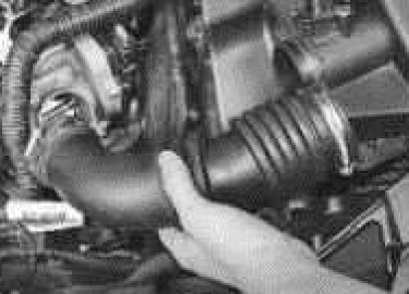 Как снять двигатель с автомобиля Форд Фокус. Также присутсвует инструкция по установке двигателя.
