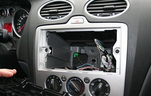 Самостоятельная установка радио в Ford Focus