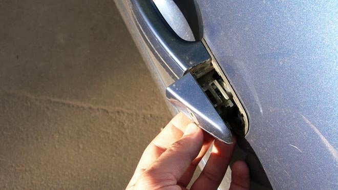 Разблокирует часть запорного механизма