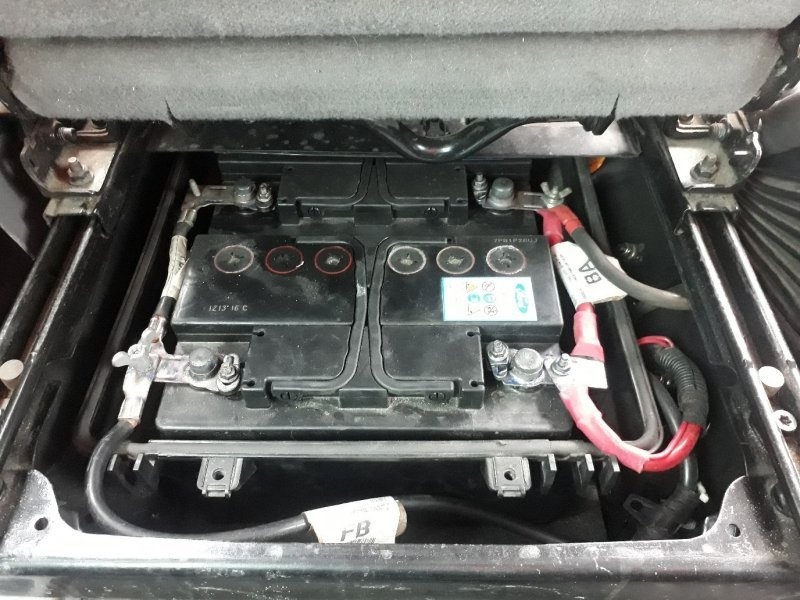 Расположение аккумулятора на Ford Transit